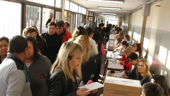 Con menos fiscales de mesa de lo esperado