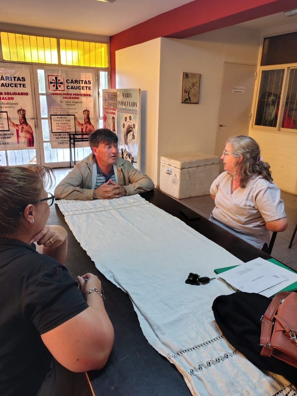 El doctor Germán Carelli se sumó al staff de médicos que atenderá gratis en el Policlínico Solidario de Cáritas Cristo Rey, en Caucete.