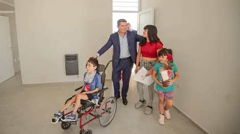 Marcelo Orrego encabezó una nueva entrega de viviendas en Rawson