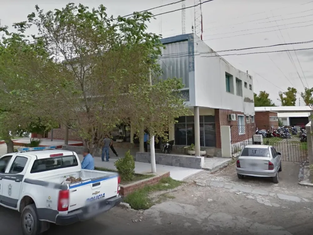 Tres jóvenes y una mujer heridos tras un choque entre dos motos en Sarmiento