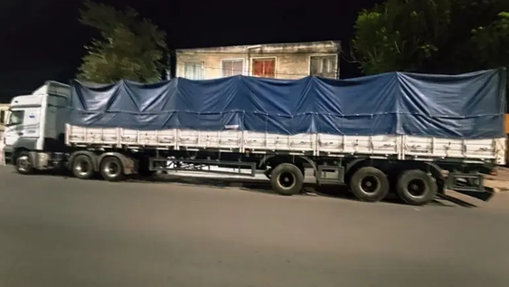 Camionero fuera de control: rompió una patrulla y le mordió un brazo a un policia