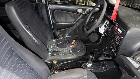 despecho y ataque a martillazos en chimbas: vio a su expareja con otro hombre y termino destrozandole el auto