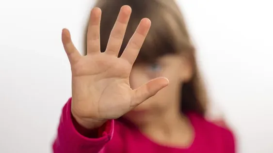 Abusó de su nieta de tres años mientras la cuidaba y lo condenaron, pero no va preso