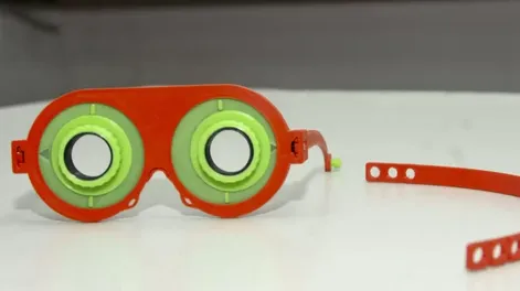 Estudiantes diseñan con impresoras 3D lentes para tratar el estrabismo
