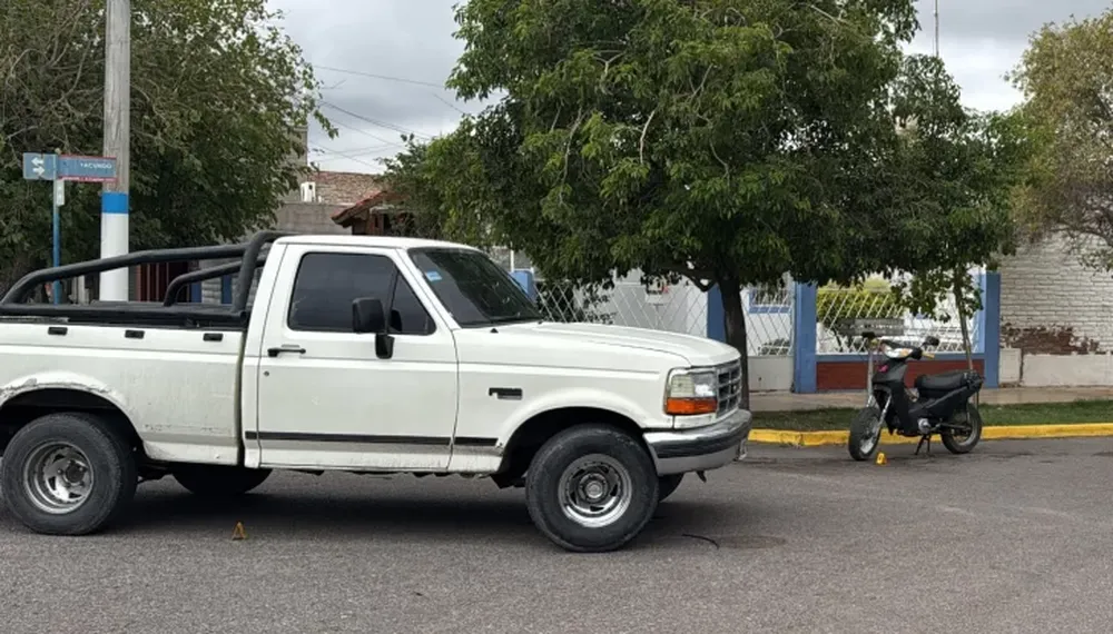 Un choque entre una camioneta y una moto terminó con una jovencita hospitalizada