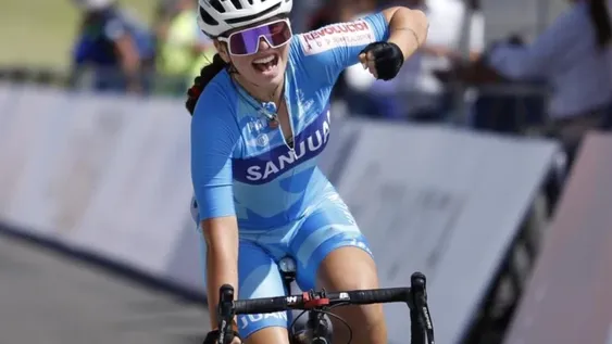 Pezzotti Sosa le puso la frutilla al postre