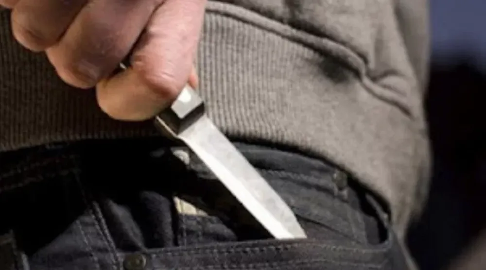 Bebían vino en la calle y fueron sorprendidos: uno amenazó con un cuchillo a un policía