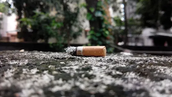 Aplicarán multas de hasta $15 mil a quienes arrojen colillas de cigarrillo en las calles porteñas