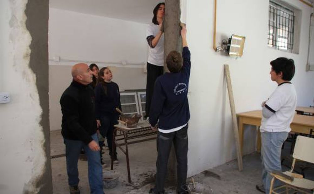 Industrial: alumnos arreglan  el comedor para que reabra