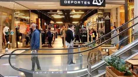 Las ventas en los supermercados cayeron 0,9% en junio pero en los shoppings subieron 11,8%