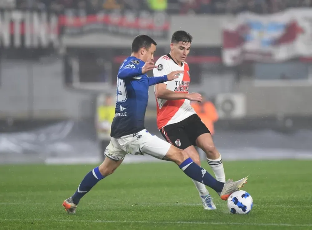 Con polémica, Vélez defendió su ventaja y eliminó a River en el Monumental
