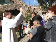 El año pasado, el padre Jonatan Félix realizó la primera bendición para mascotas para conmemorar el Día del Animal y luchar contra su maltrato. El año pasado, el padre Jonatan Félix realizó la primera bendición para mascotas para conmemorar el Día del Animal y luchar contra su maltrato.