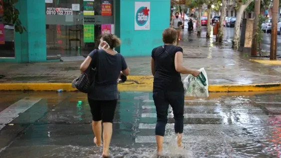 [IMÁGENES] Las calles céntricas colapsaron por la lluvia