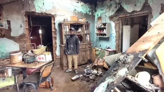 Son pobres, les prestan una casa vieja ¿y encima un pariente quiso quemarles todo?