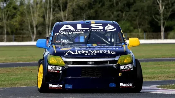 La S10 del sanjuanino en acción, ayer llovió y se complicó la clasificación, algunos pilotos no pudieron bajar sus tiempos cuando la pista se seco.