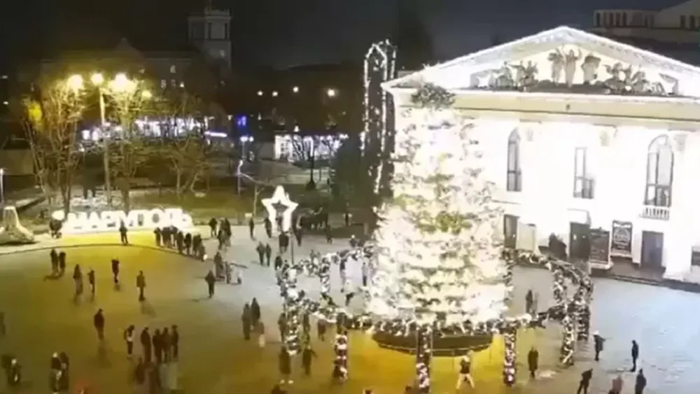 Se desplomó un árbol de Navidad en Ucrania y los presentes se robaron los adornos