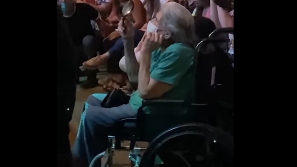 Tiene 89 años, es fan de Abel Pintos y fue a verlo con una lupa: el gesto del cantante
