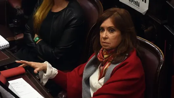 Cristina le pegó a Macri y Clarens en las redes sociales