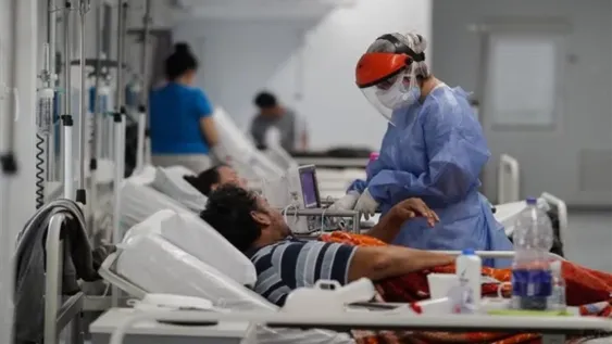 Subió 86% el promedio de muertos diarios por coronavirus en una semana en Argentina