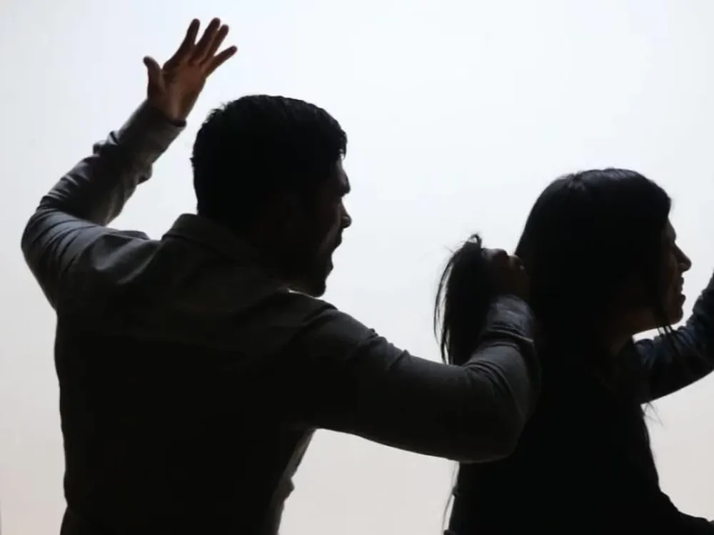 Por celos enfermizos en la pareja, una mujer recibió una brutal golpiza