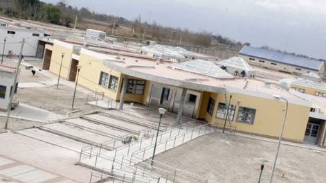 En el hospital pocitano empezaron a poner los muebles y aparatos