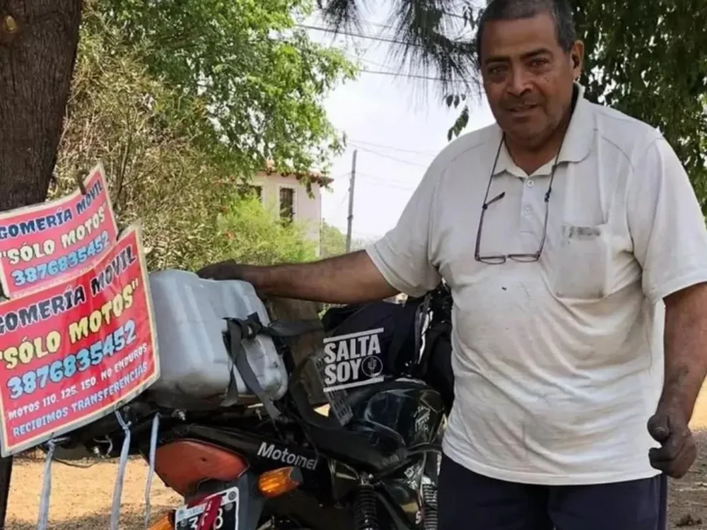 Un enfermero jubilado creó una “gomería móvil” para salir de la depresión y es furor