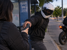 A la mujer le sacaron el celular en una parada de colectivos.&nbsp;