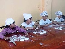 En Cárita de Media Agua, los chicos aprenden a preparar diferentes alimentos para compartir en familia. En Cárita de Media Agua, los chicos aprenden a preparar diferentes alimentos para compartir en familia.