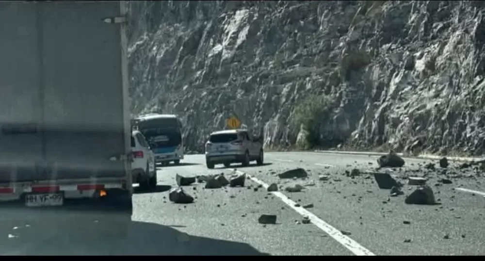 Imágenes de la Ruta 41, que une San Juan con La Serena, a la altura de Puclaro, esta mañana, tras el sismo.