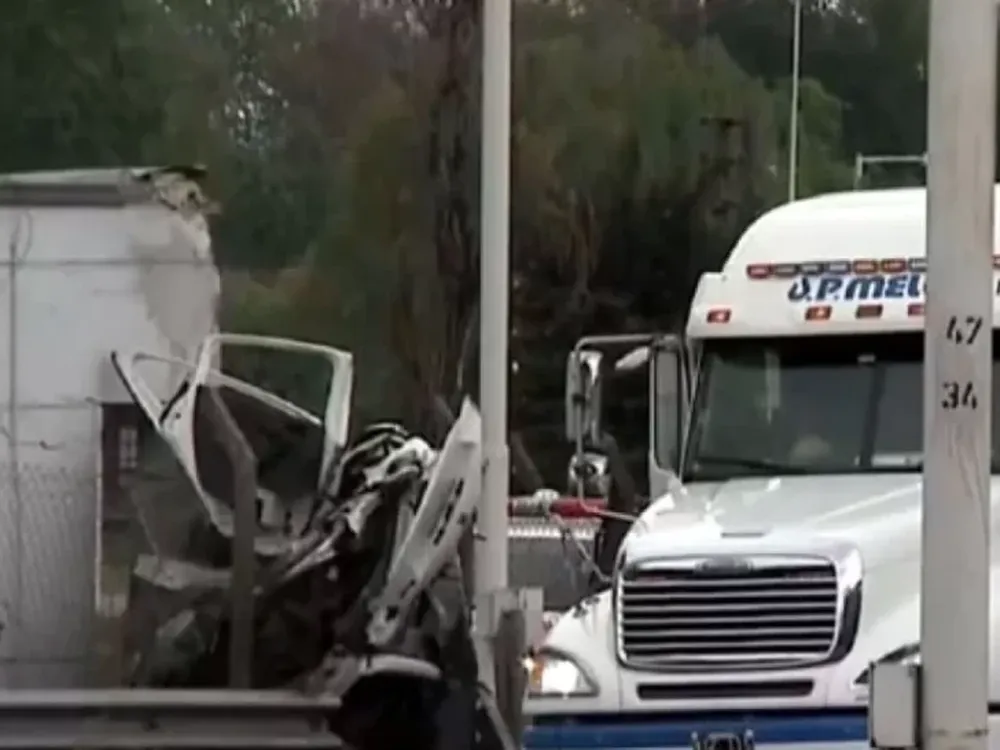 Un auto se despistó, se estrelló contra una cabina de peaje y murieron tres mujeres