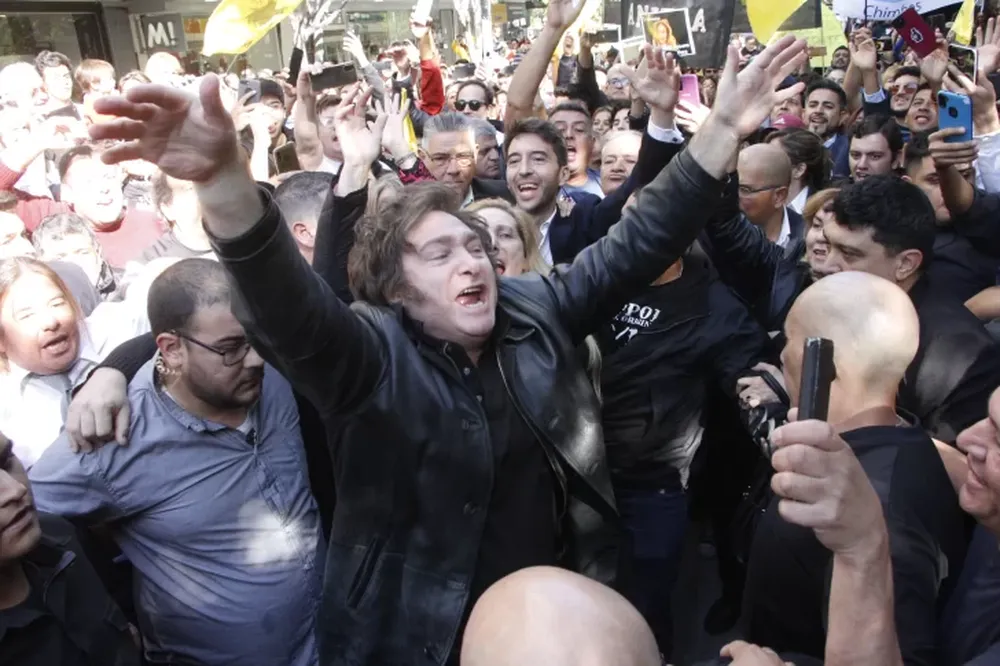 Al grito de “Milei presidente”, el candidato hizo una recorrida fugaz por la Peatonal