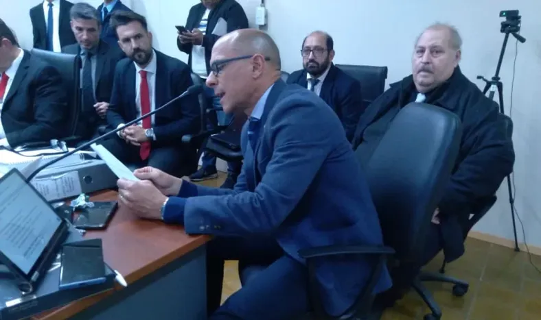 Los representantes de Fiscalía de Estado, Claudio Herrera (derecha) y José Fraifer (en el micrófono) solicitaron sumar y agravar delitos a los imputados.