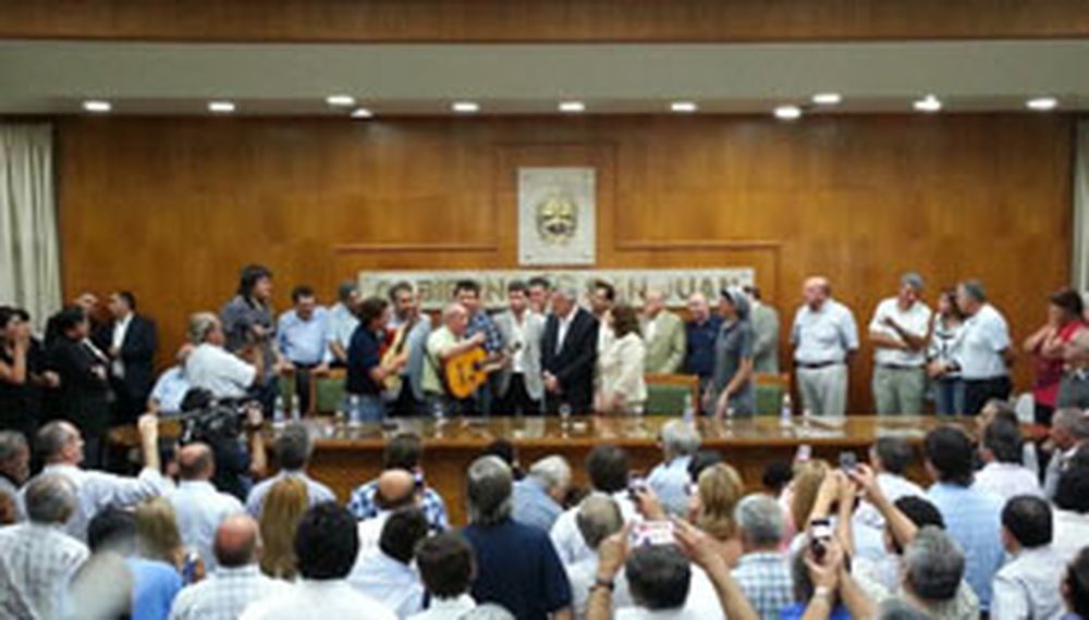La euforia de Casa de Gobierno emocionó a Gioja