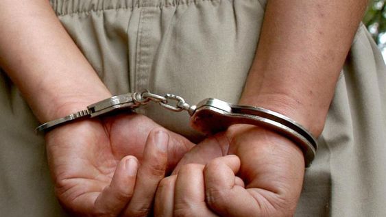 Le destruyó el celular a su pareja e intentó ahorcarla: “Te vas a morir acá”