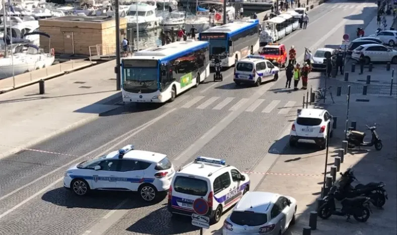 Un auto embistió dos paradas de colectivos en Marsella: hay un muerto