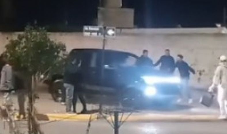 El momento en que la camioneta atropella a los jóvenes a la salida de un boliche sanjuanino.