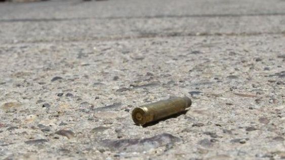 Una pared de madera y un familiar involucrado: el modo en que la joven recibió la bala perdida