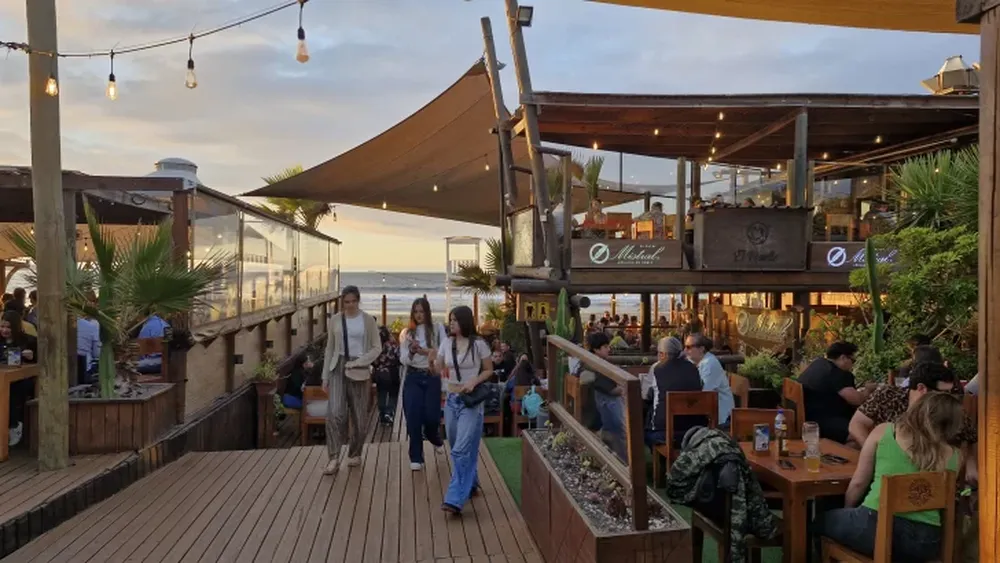 Atardecer gourmet. Los restaurantes frente a la playa son los preferidos por los sanjuaninos que se lanzar a conocer la gastronomía típica de La Serena.