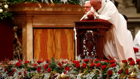 En su quinta misa navideña, Francisco pidió “abrir los ojos ante el que sufre”