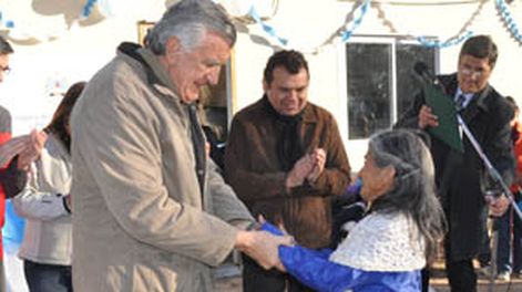 Gioja visitó Mogna y entregó módulos habitacionales