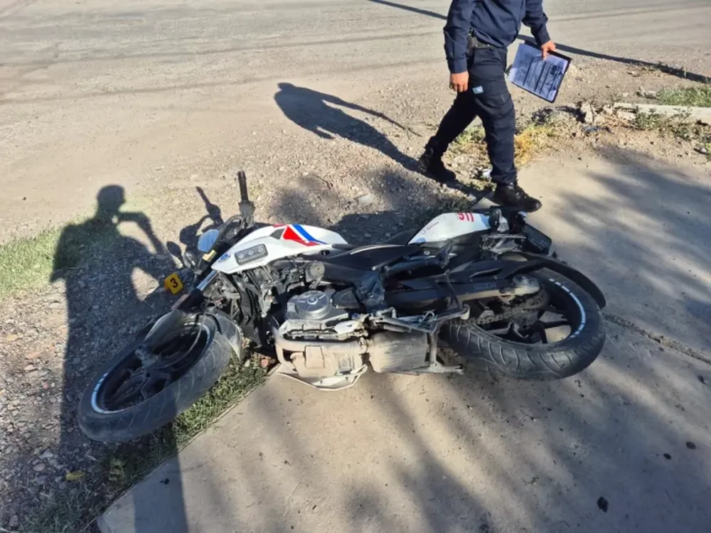 Policía en moto colisionó con un auto mientras acudía a un requerimiento