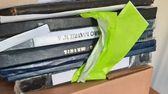 Una directora falsificó documentos para que su hijastro se recibiera