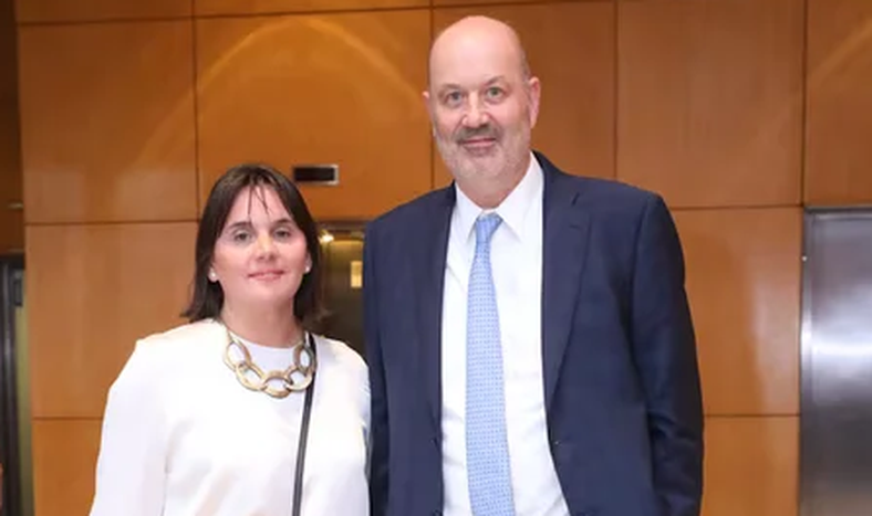 Federico Sturzenegger, Ministro de Desregulación y Transformación del Estado de la Nación Argentina y su esposa, Josefina Rouillet, directora ejecutiva de la AACI (FOTO NA)