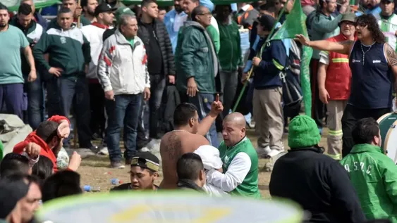 Hubo empujones y volaron palos en la previa al acto de la CGT