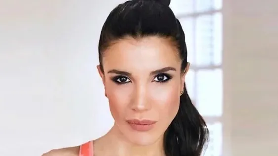 Andrea Rincón jugó fuerte con una enteriza que remarcó su delantera