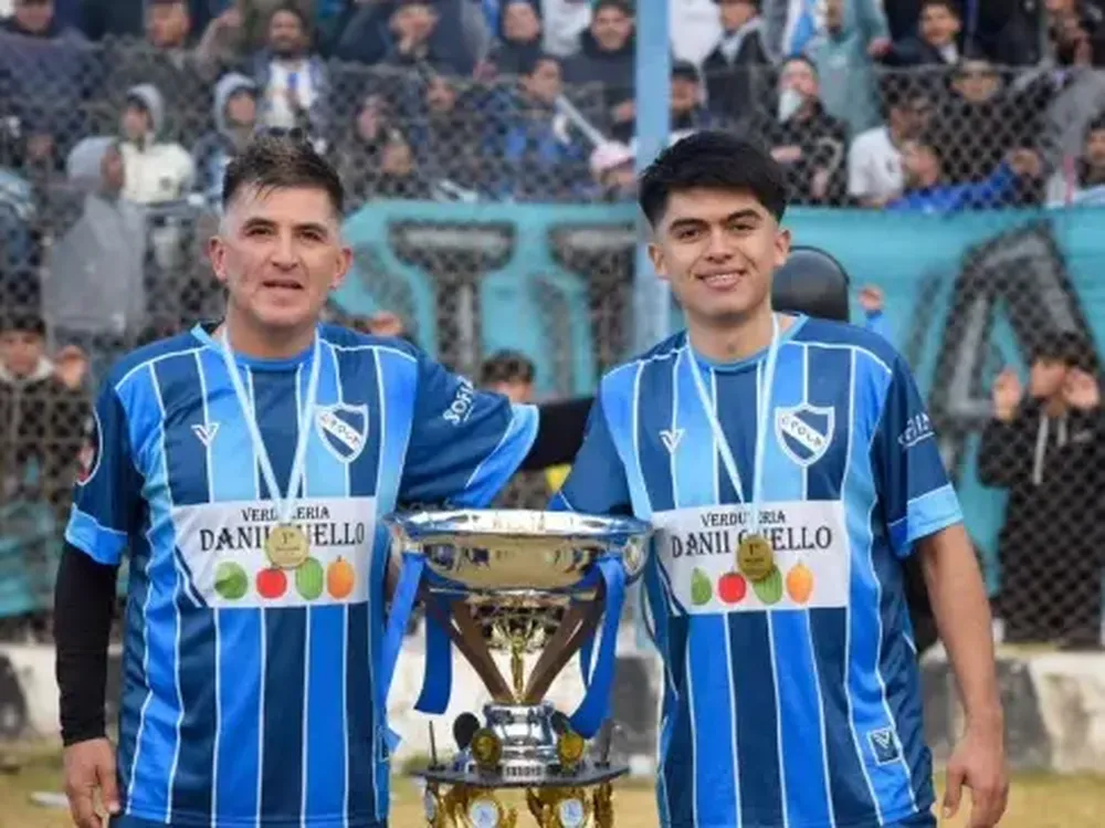 Dos generaciones. Luchi con sus 46 años posa con la Copa de Albardón junto a su hijo  Nahuel, de 23. Los dos disfrutan en Paso de Los Andes.