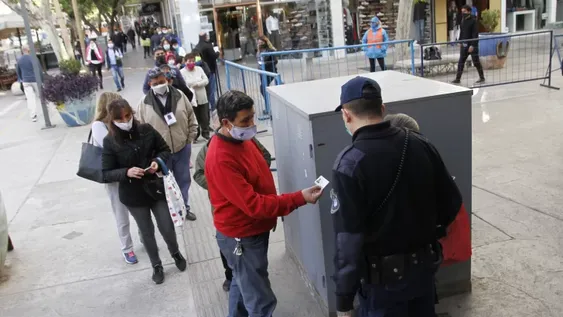 Quejas de comerciantes por negocios del centro que no cumplen con la ley