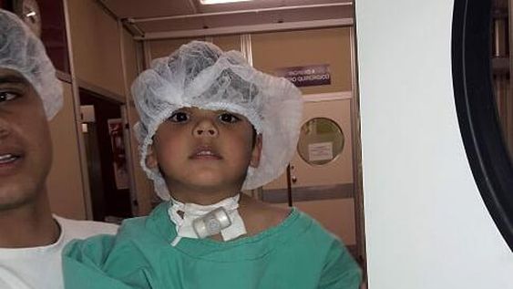 Una efectivo policial le donó a Yutiel el aspirador que necesitaba