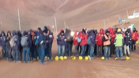 Negocian reincorporar a 800 obreros