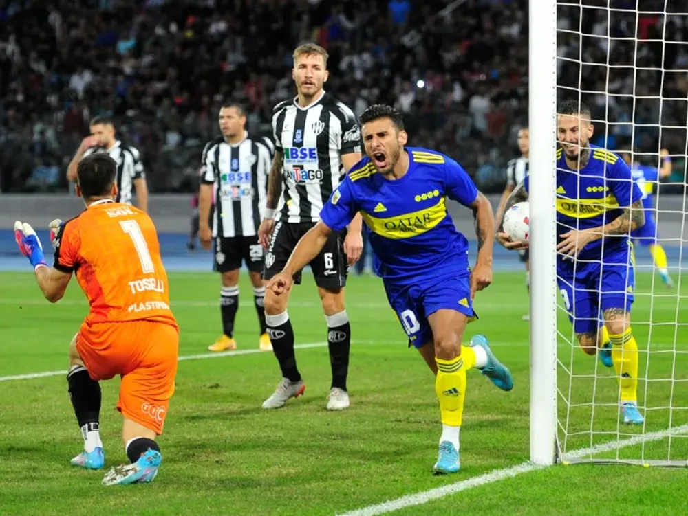 Salvio y un regreso cargado de gol: marcó el doblete para el triunfo en Santiago